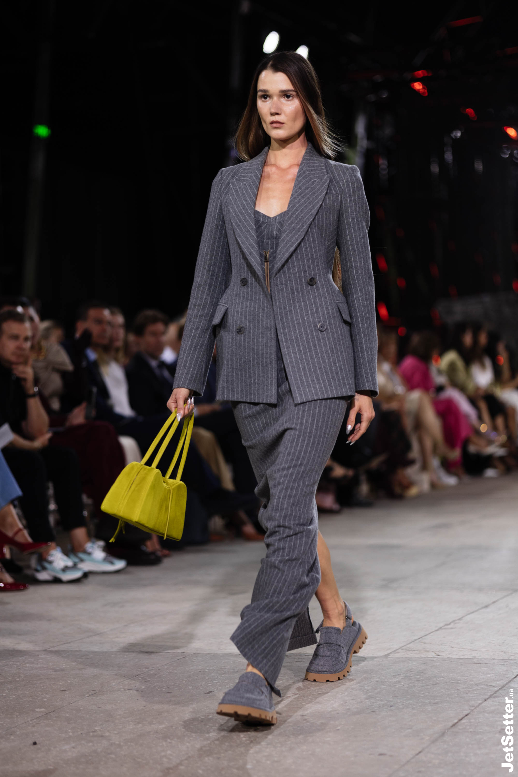 Показ the COAT FW 25/26: імпровізований костел, весілля та поцілунки