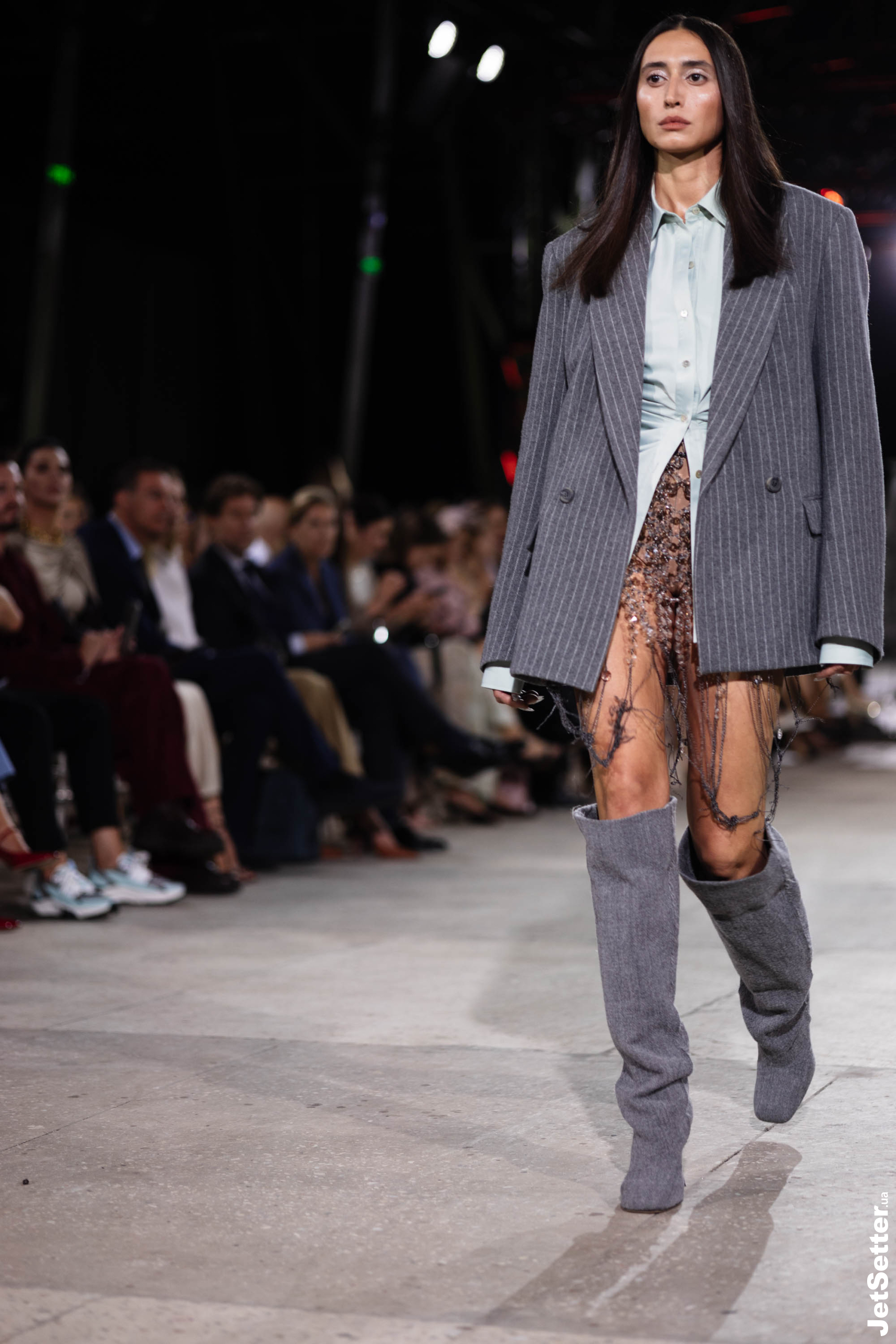 Показ the COAT FW 25/26: імпровізований костел, весілля та поцілунки