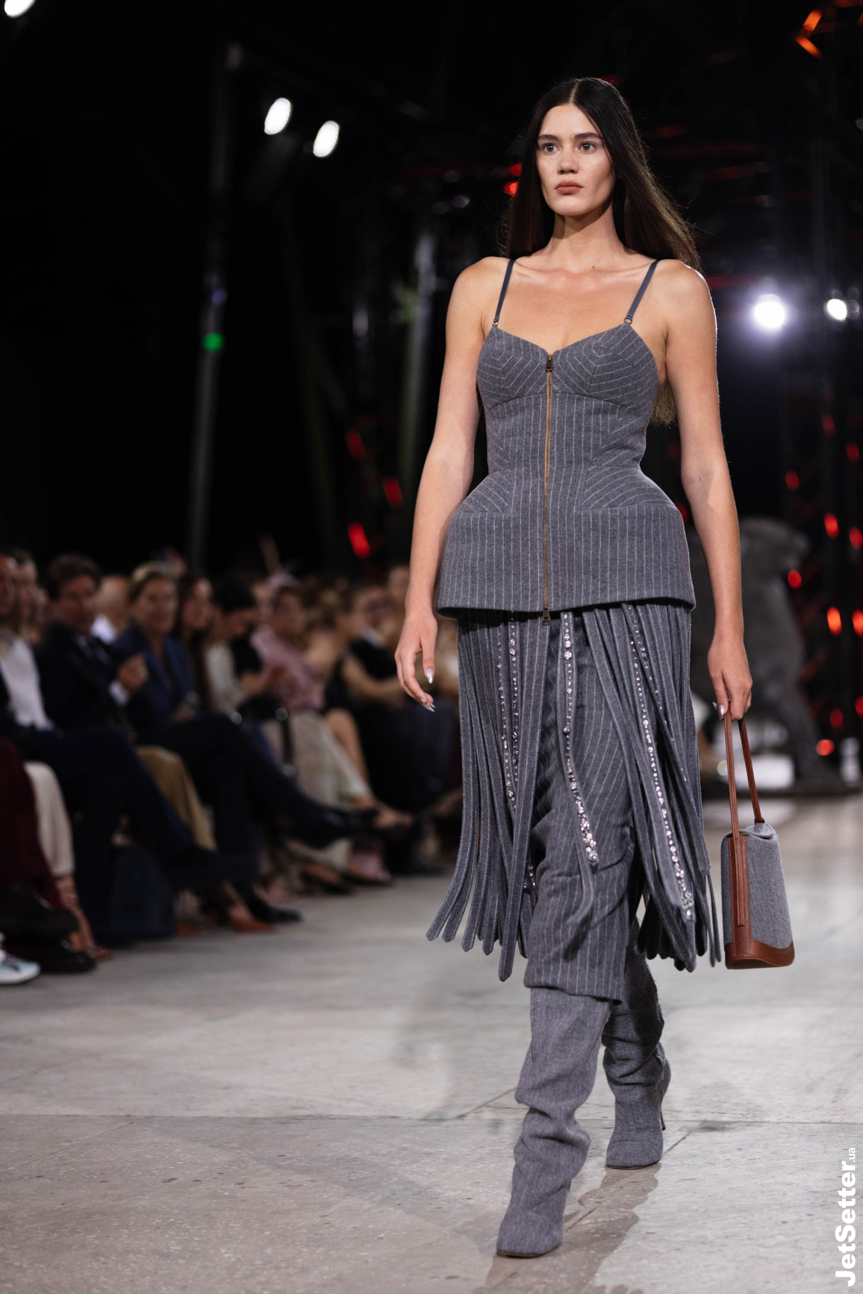 Показ the COAT FW 25/26: імпровізований костел, весілля та поцілунки