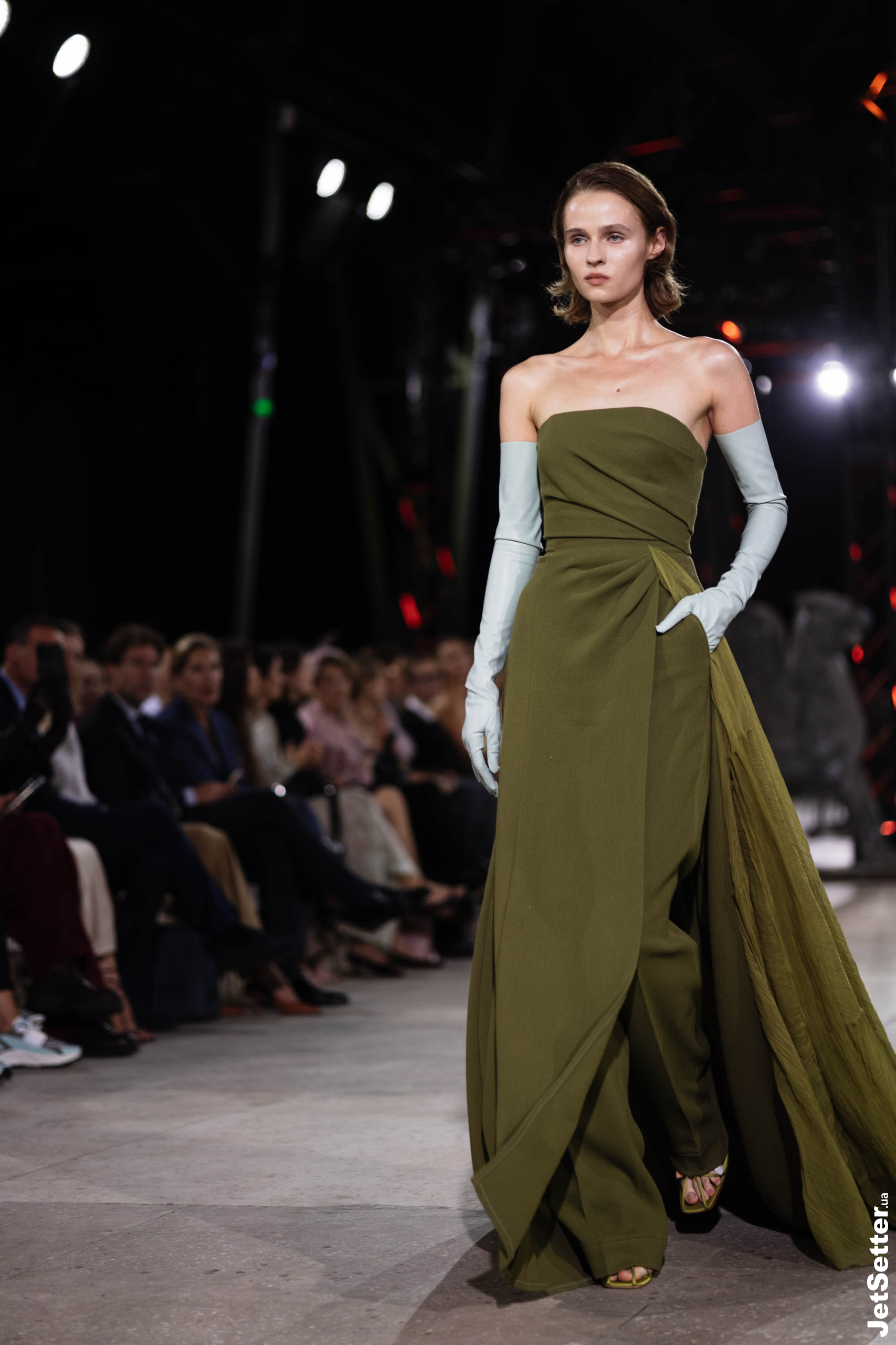 Показ the COAT FW 25/26: імпровізований костел, весілля та поцілунки