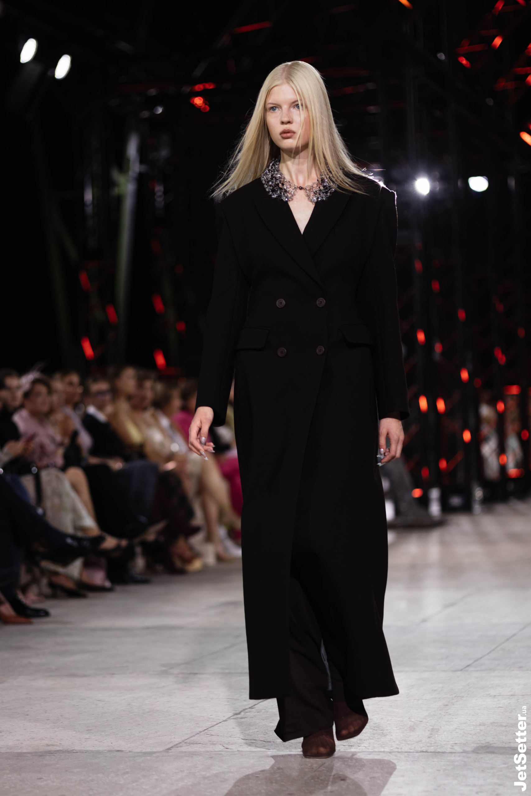 Показ the COAT FW 25/26: імпровізований костел, весілля та поцілунки