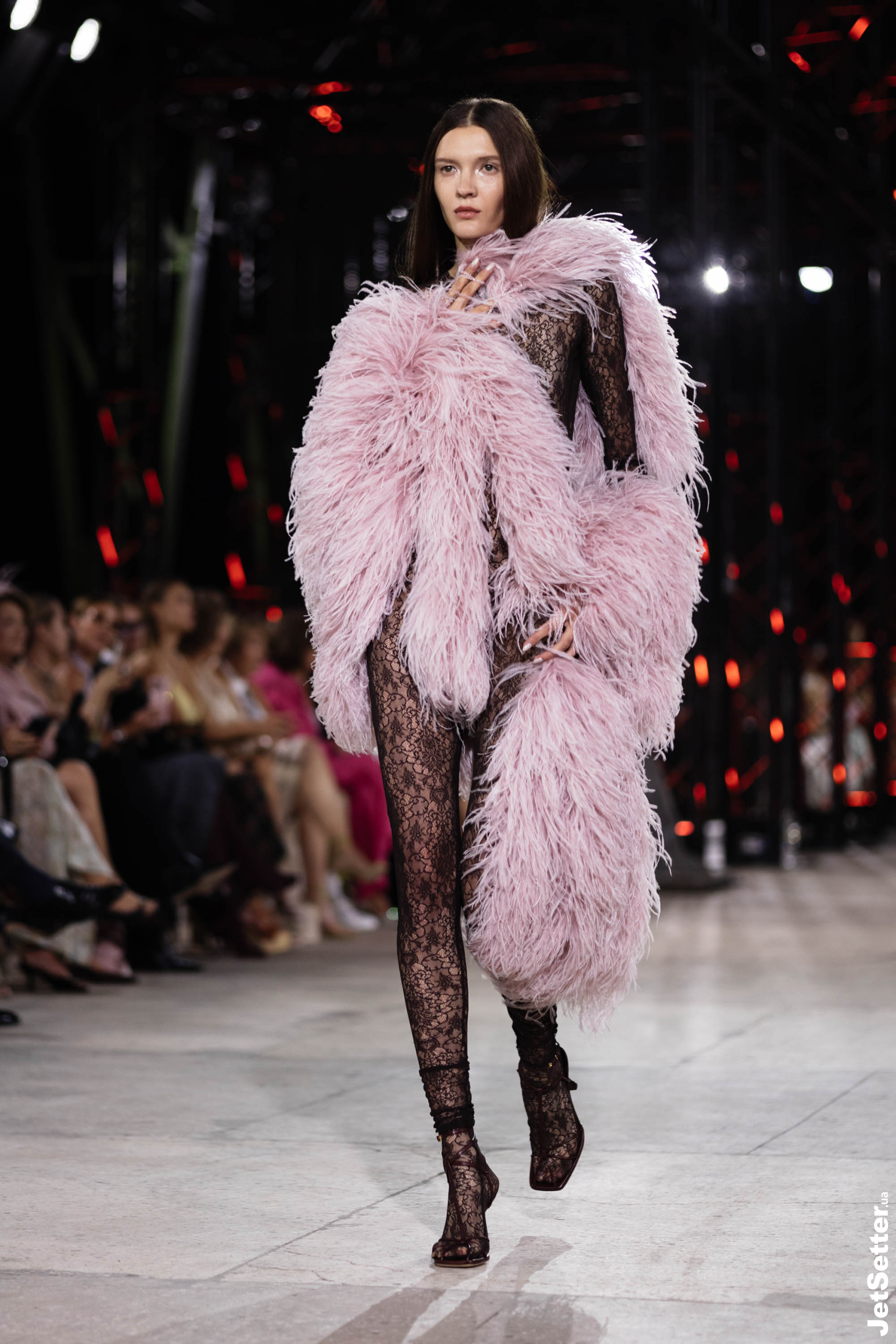 Показ the COAT FW 25/26: імпровізований костел, весілля та поцілунки