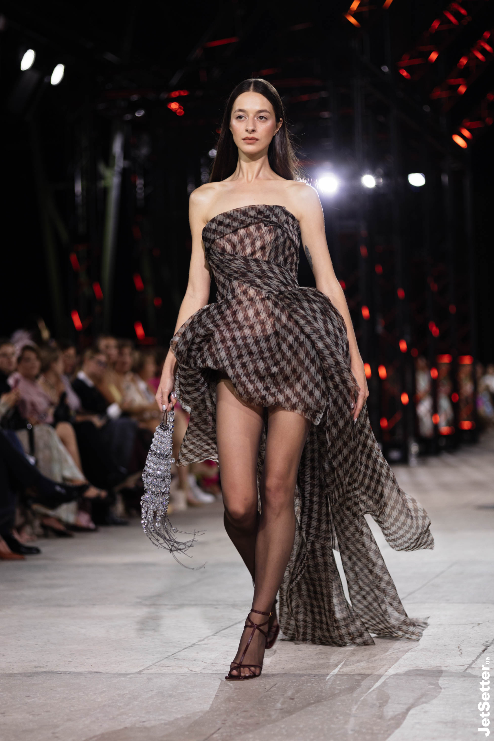 Показ the COAT FW 25/26: імпровізований костел, весілля та поцілунки