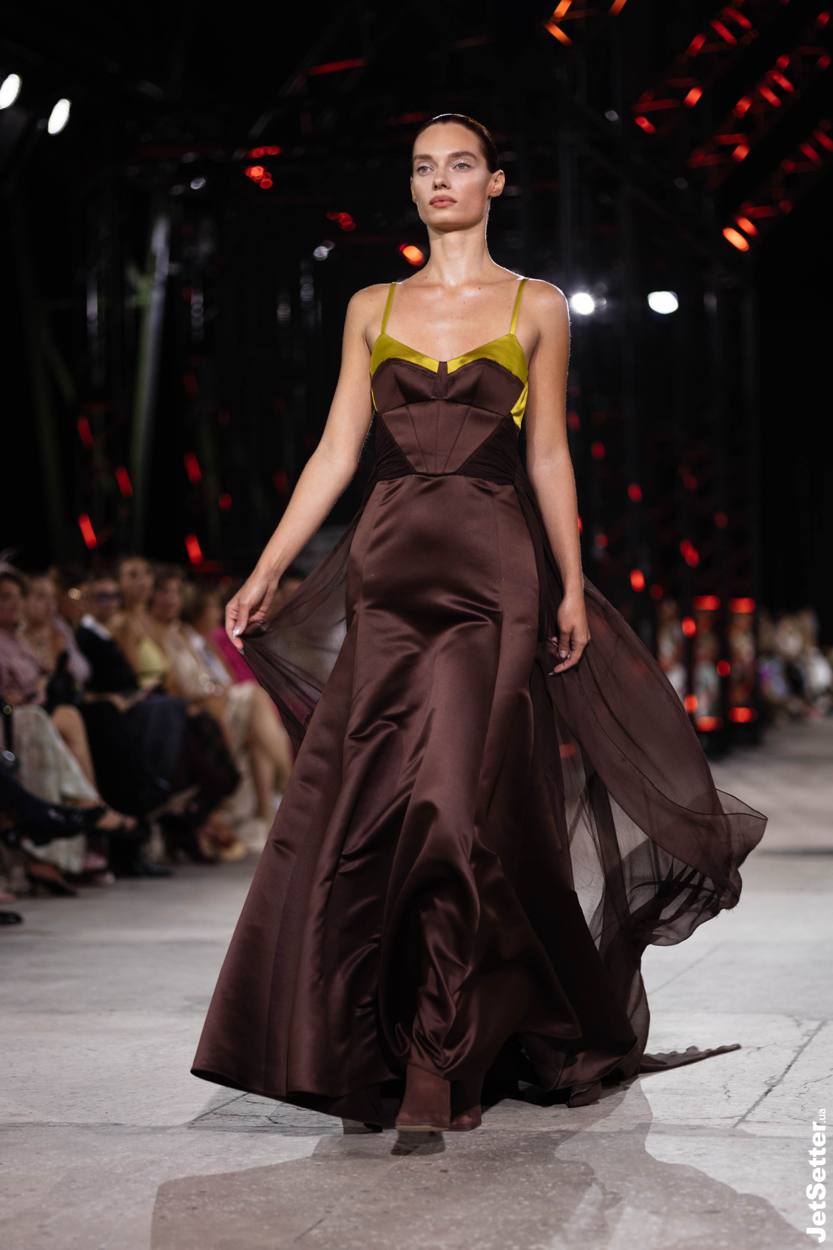Показ the COAT FW 25/26: імпровізований костел, весілля та поцілунки