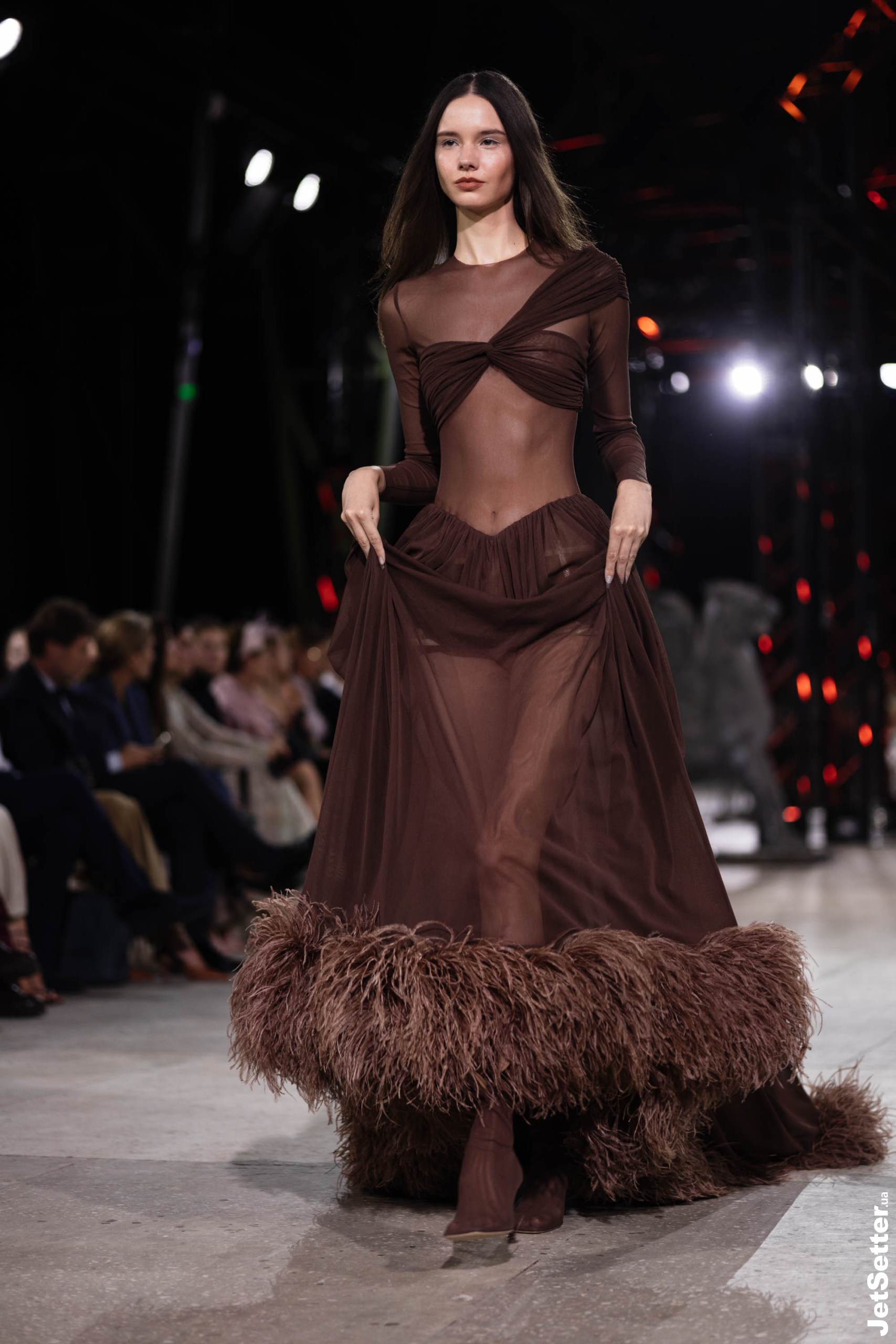 Показ the COAT FW 25/26: імпровізований костел, весілля та поцілунки