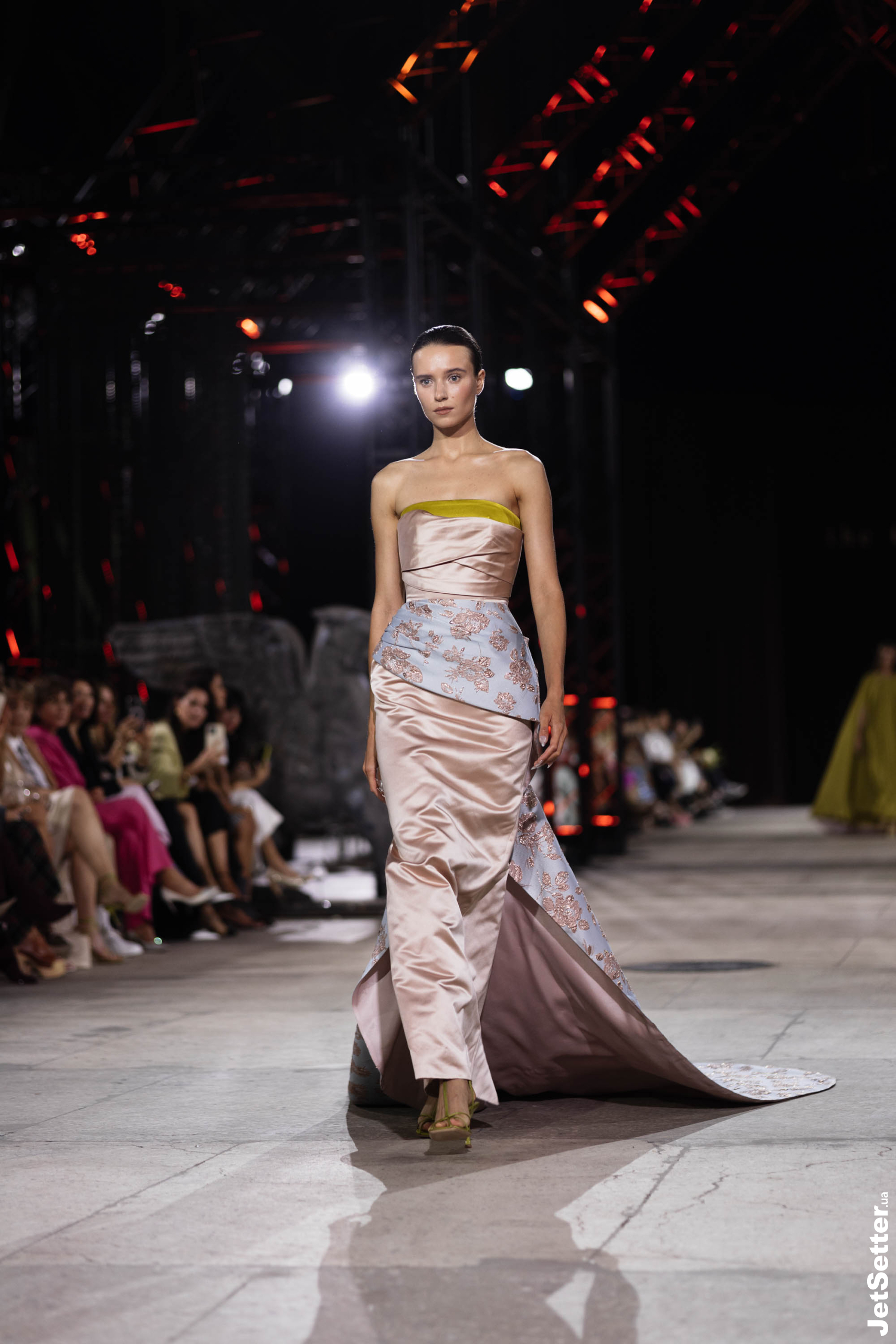 Показ the COAT FW 25/26: імпровізований костел, весілля та поцілунки
