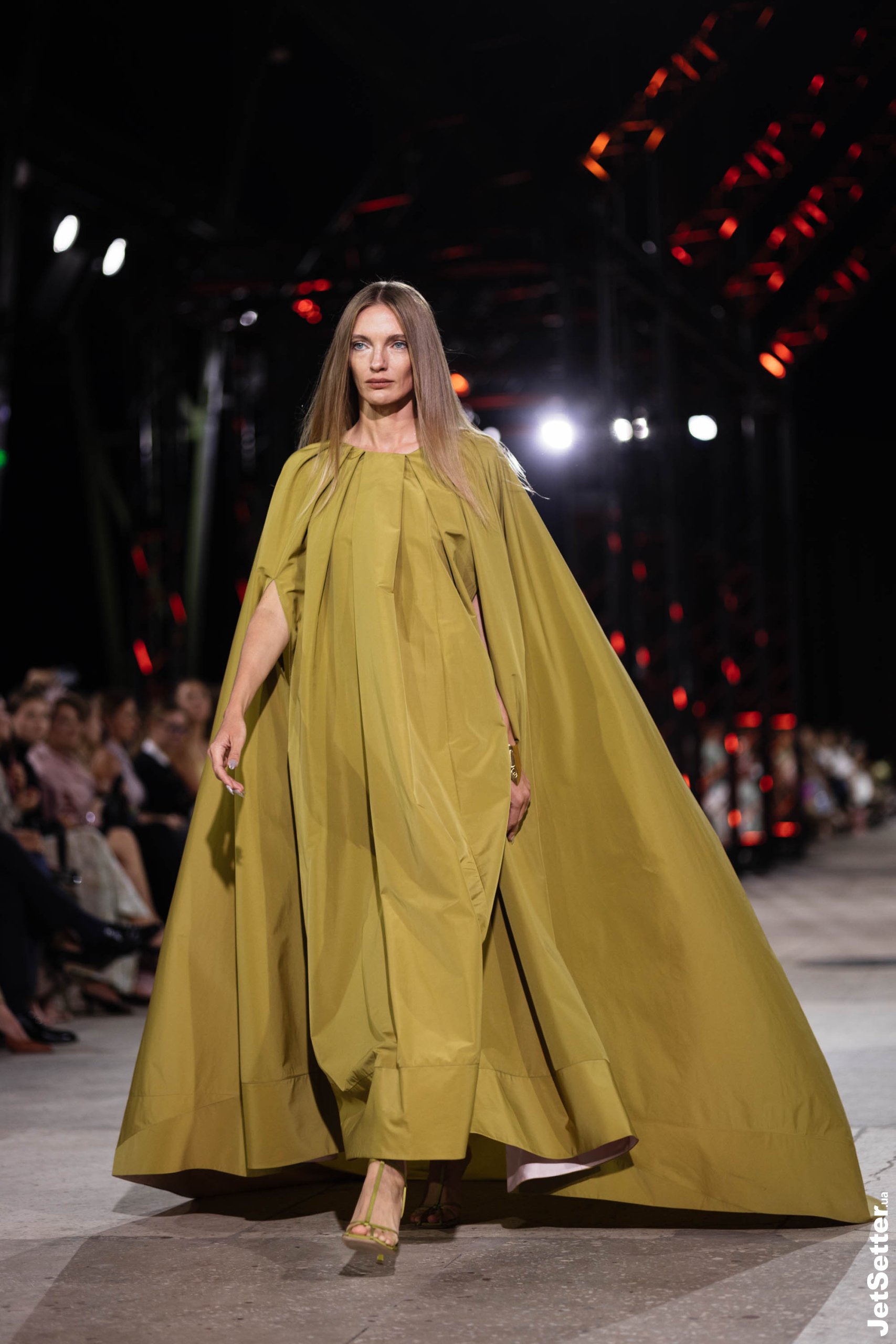 Показ the COAT FW 25/26: імпровізований костел, весілля та поцілунки