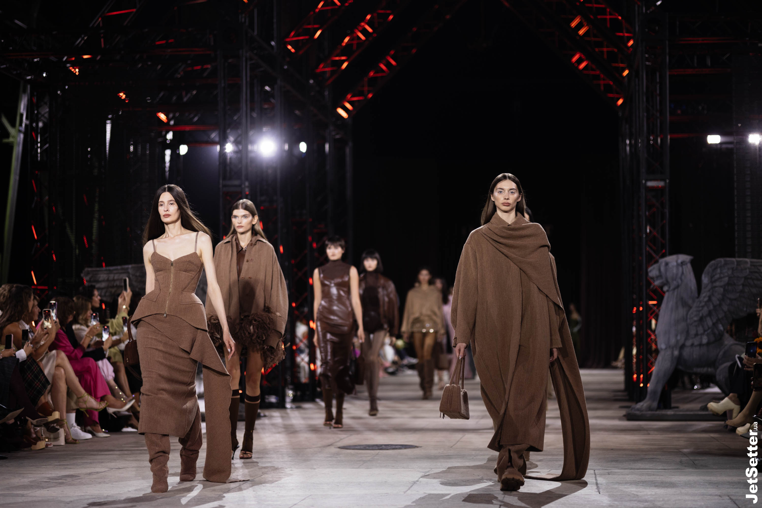 Показ the COAT FW 25/26: імпровізований костел, весілля та поцілунки