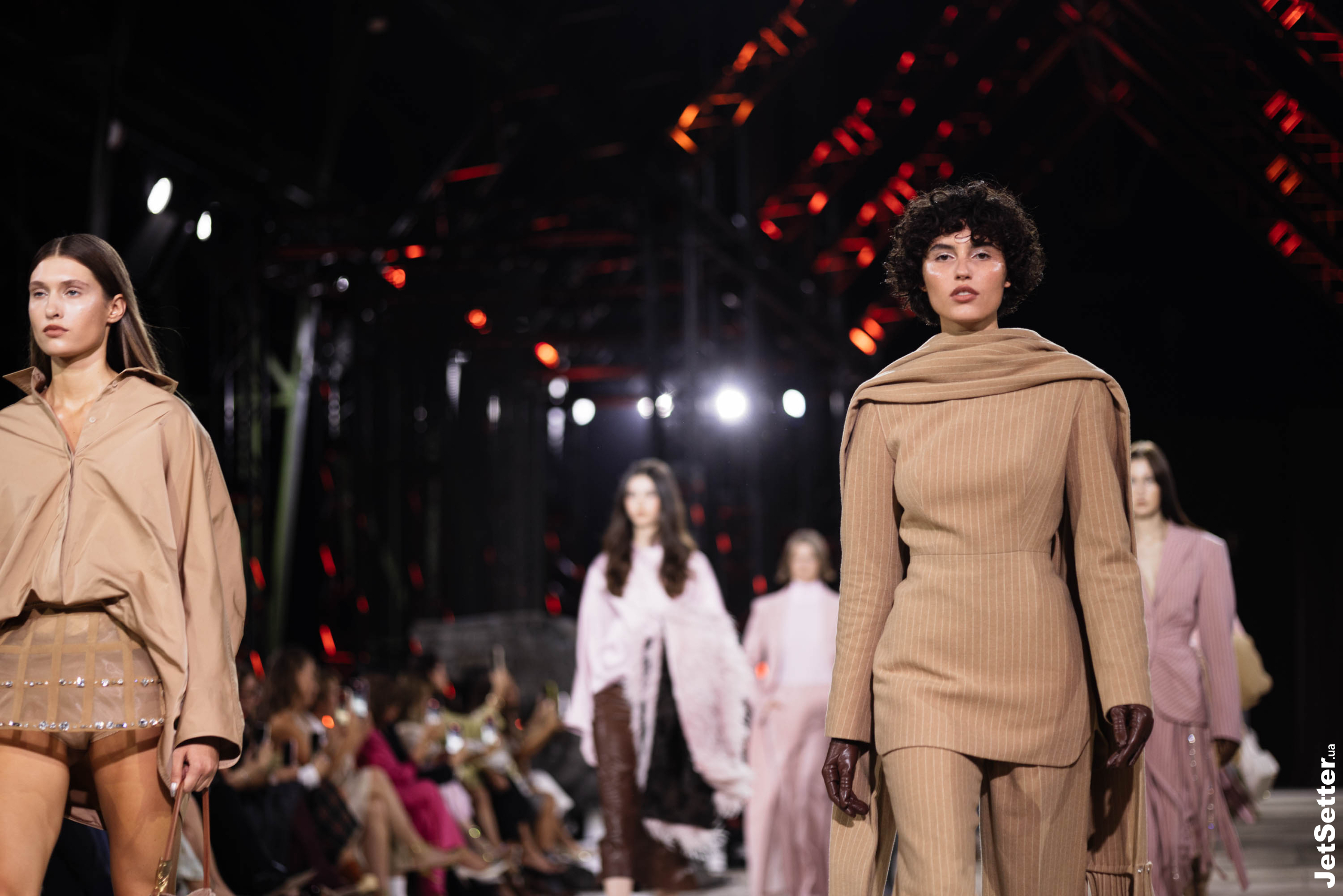 Показ the COAT FW 25/26: імпровізований костел, весілля та поцілунки