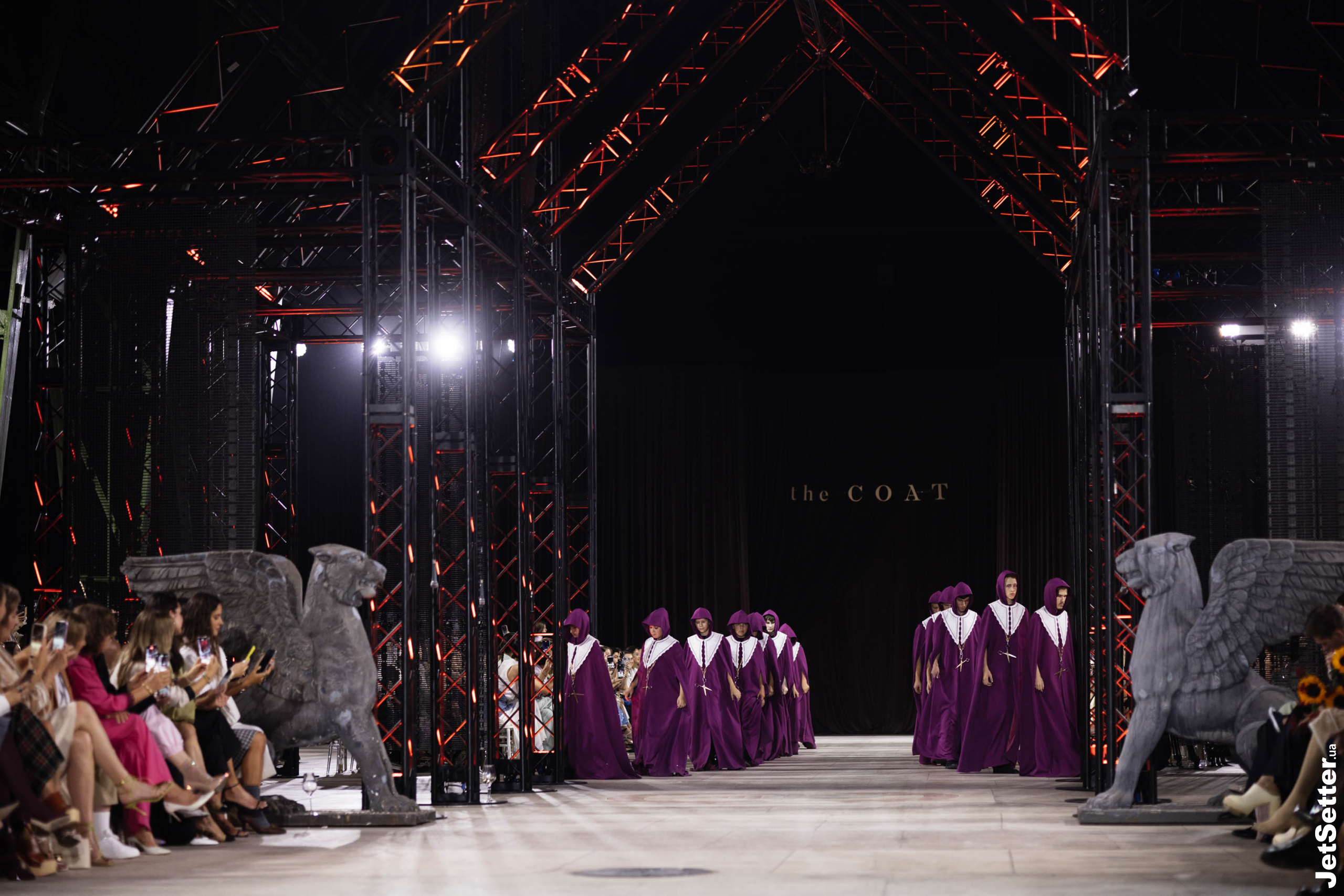 Показ the COAT FW 25/26: імпровізований костел, весілля та поцілунки