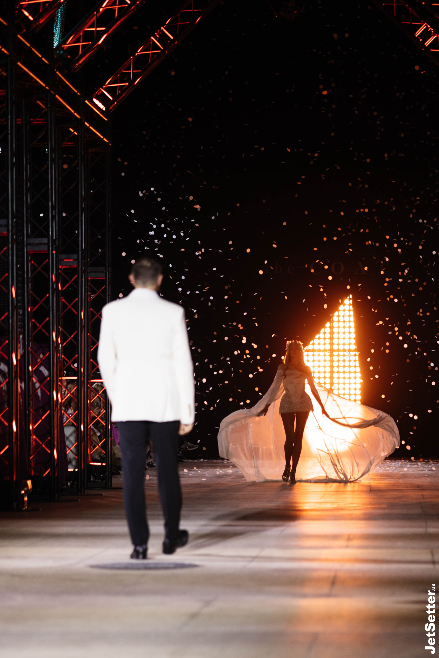 Показ the COAT FW 25/26: імпровізований костел, весілля та поцілунки