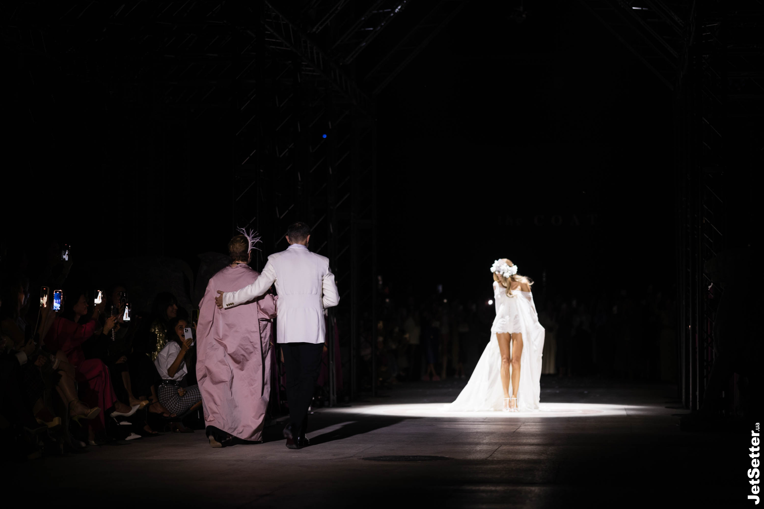 Показ the COAT FW 25/26: імпровізований костел, весілля та поцілунки