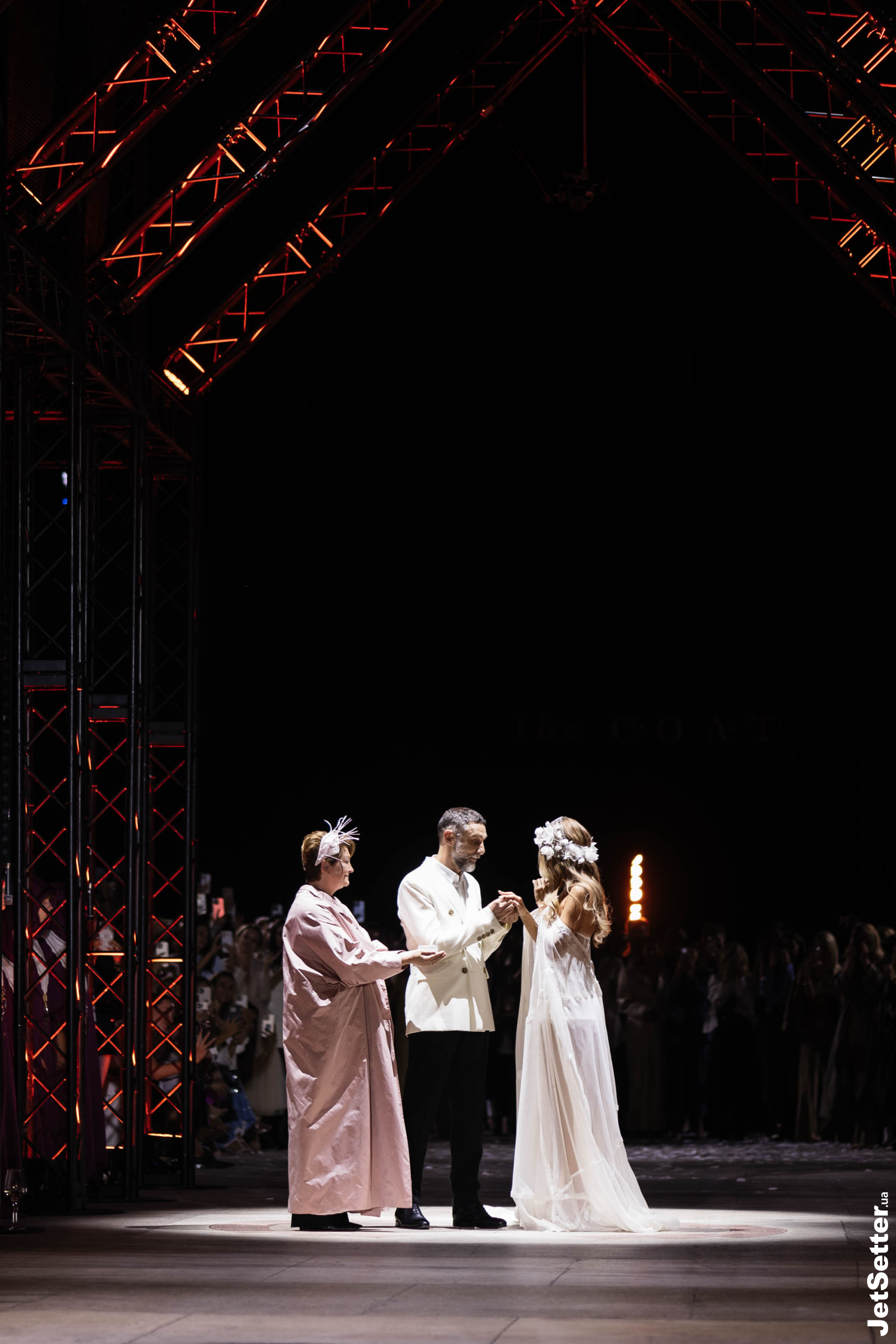 Показ the COAT FW 25/26: імпровізований костел, весілля та поцілунки