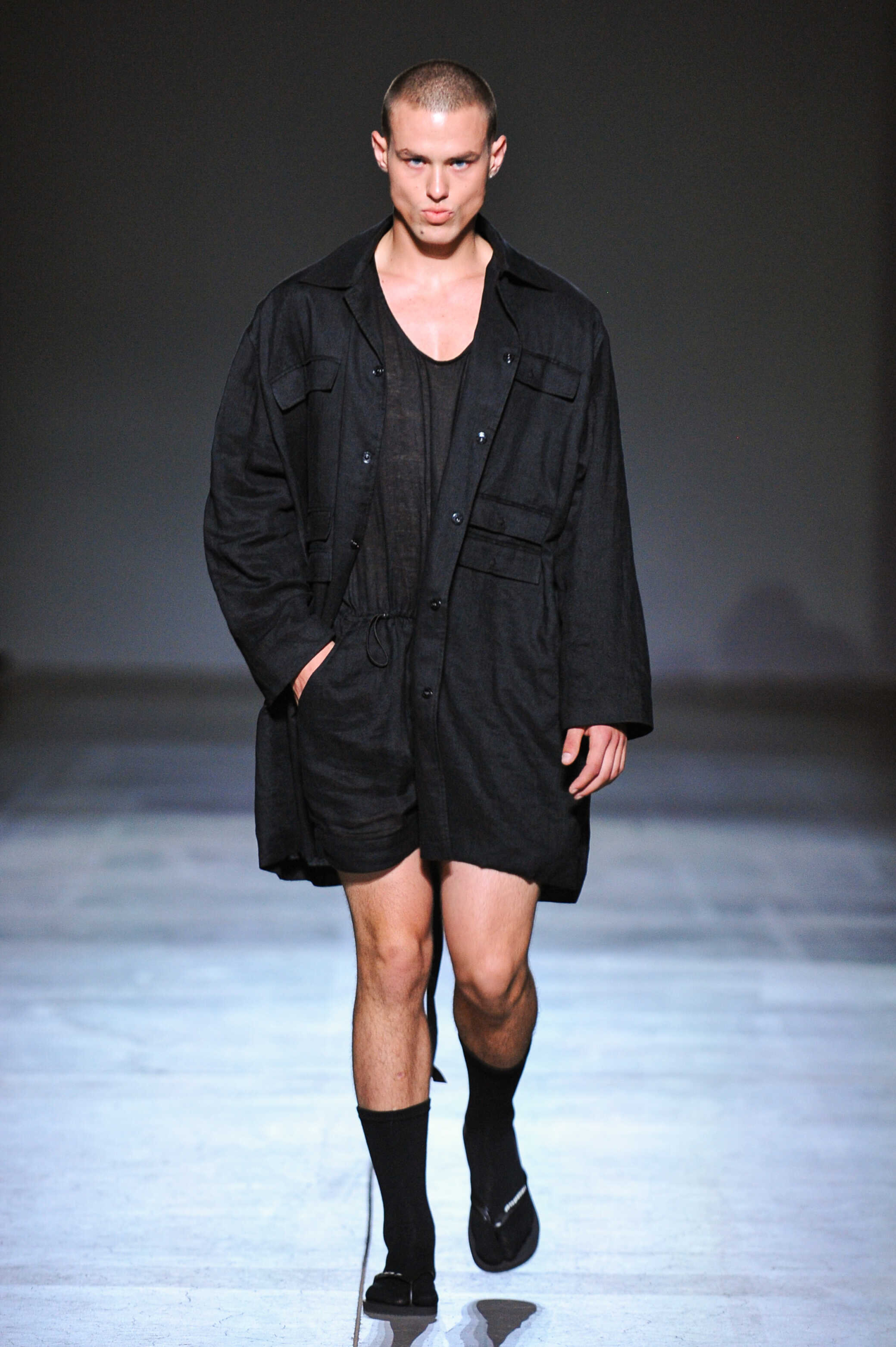 Люди в чорному: показ VIKTORANISIMOV SS26
