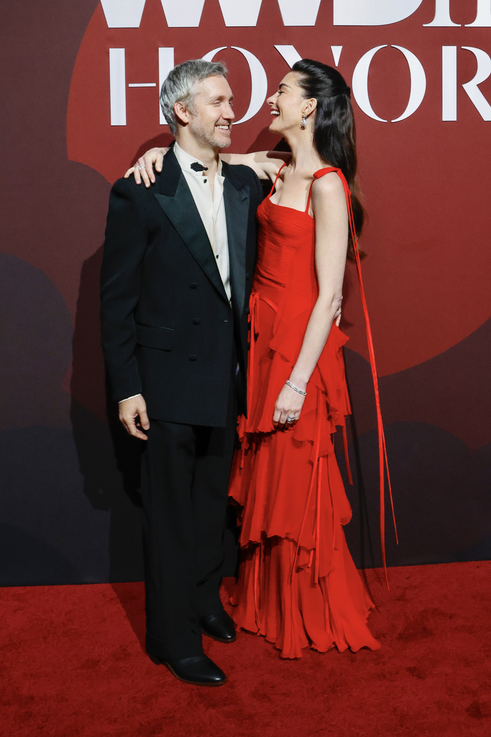 Lady in red: Енн Гетевей позує у Valentino