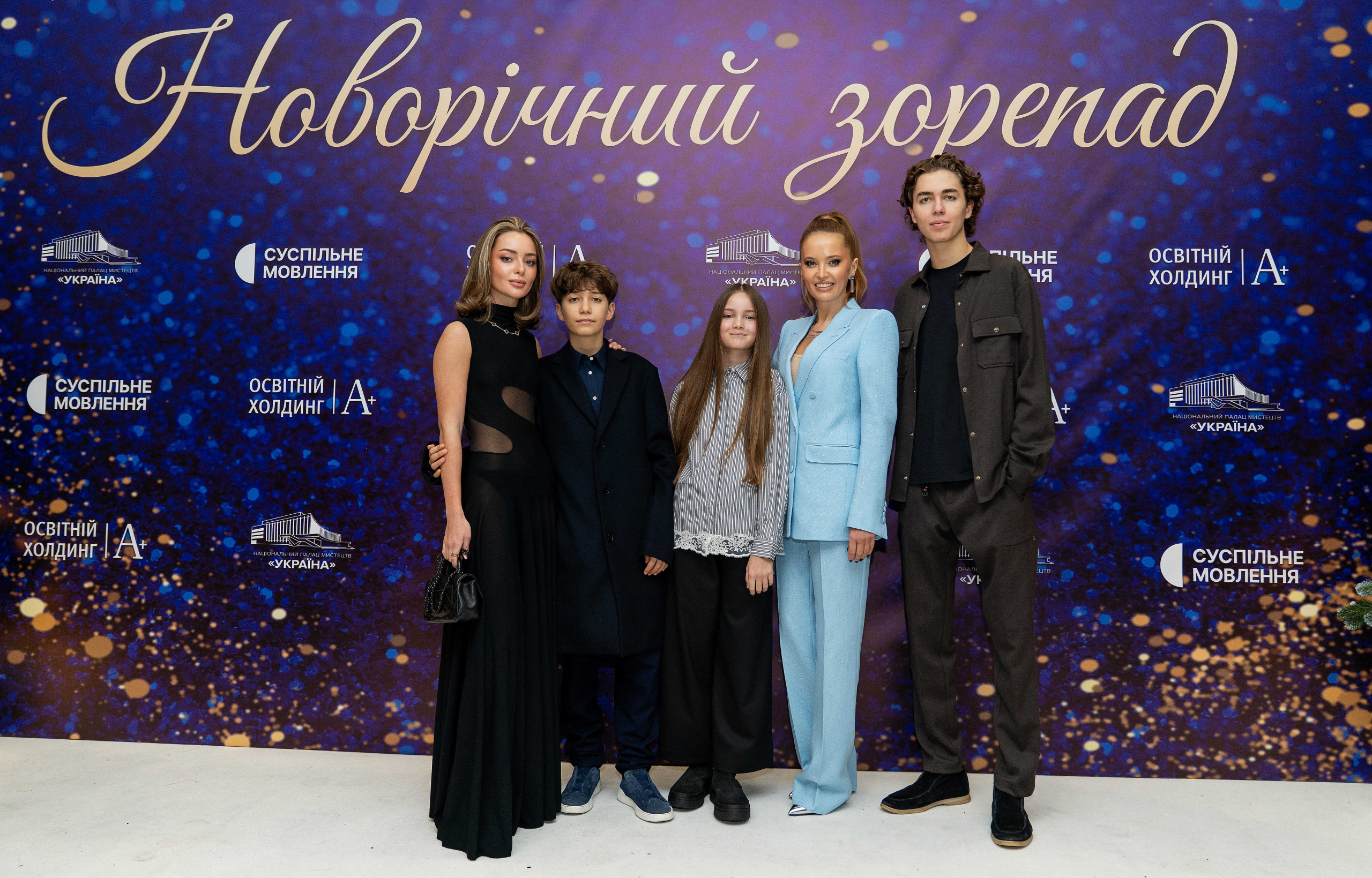 Іванна Ніконова з Аріною, Джорджем, Алісою та Олександром Ніконовими