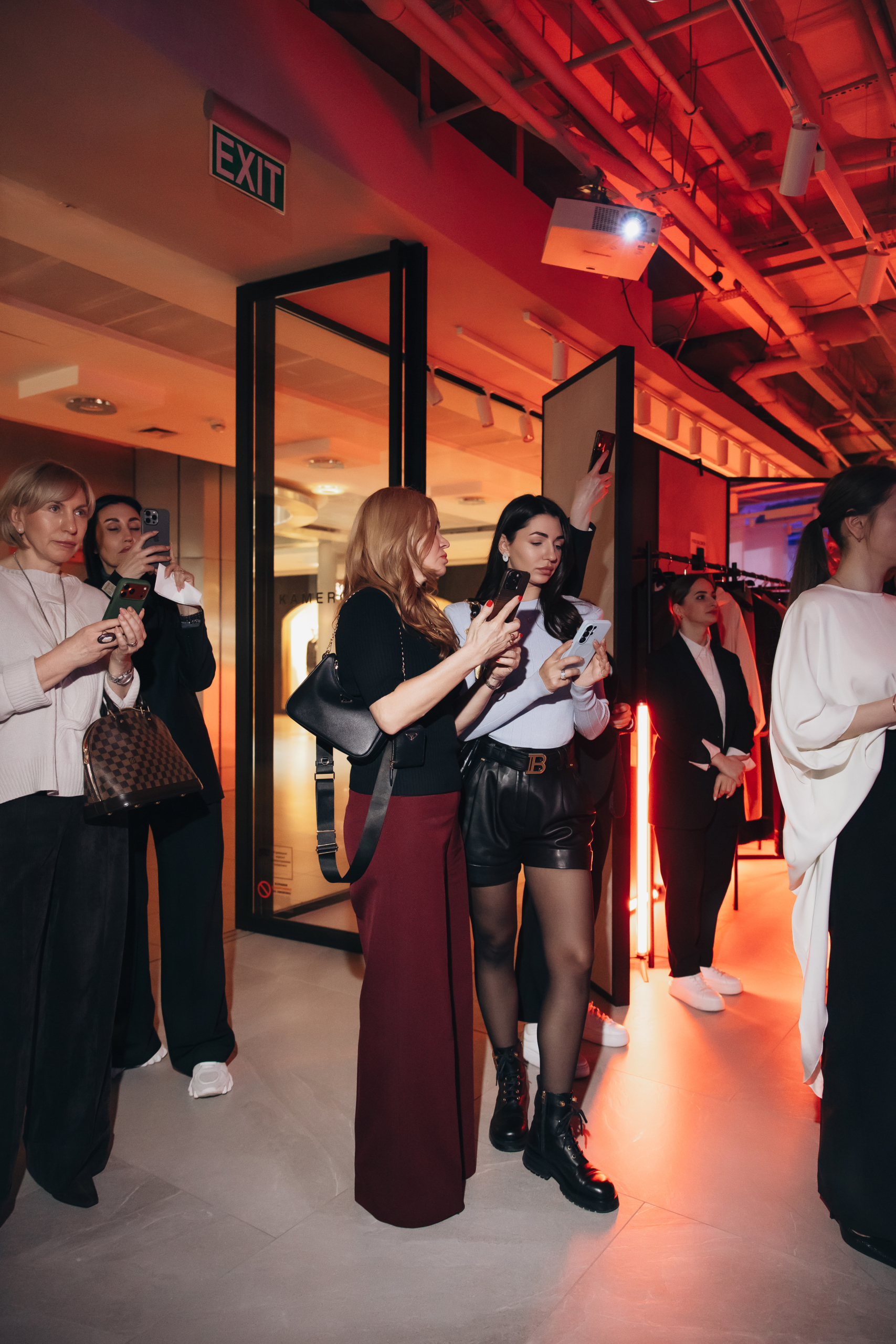Кінематографічний fashion: KAMERON представив SS’2026 від Stella McCartney, Yves Salomon, Balmain, Dolce & Gabbana та Ralph Lauren Collection