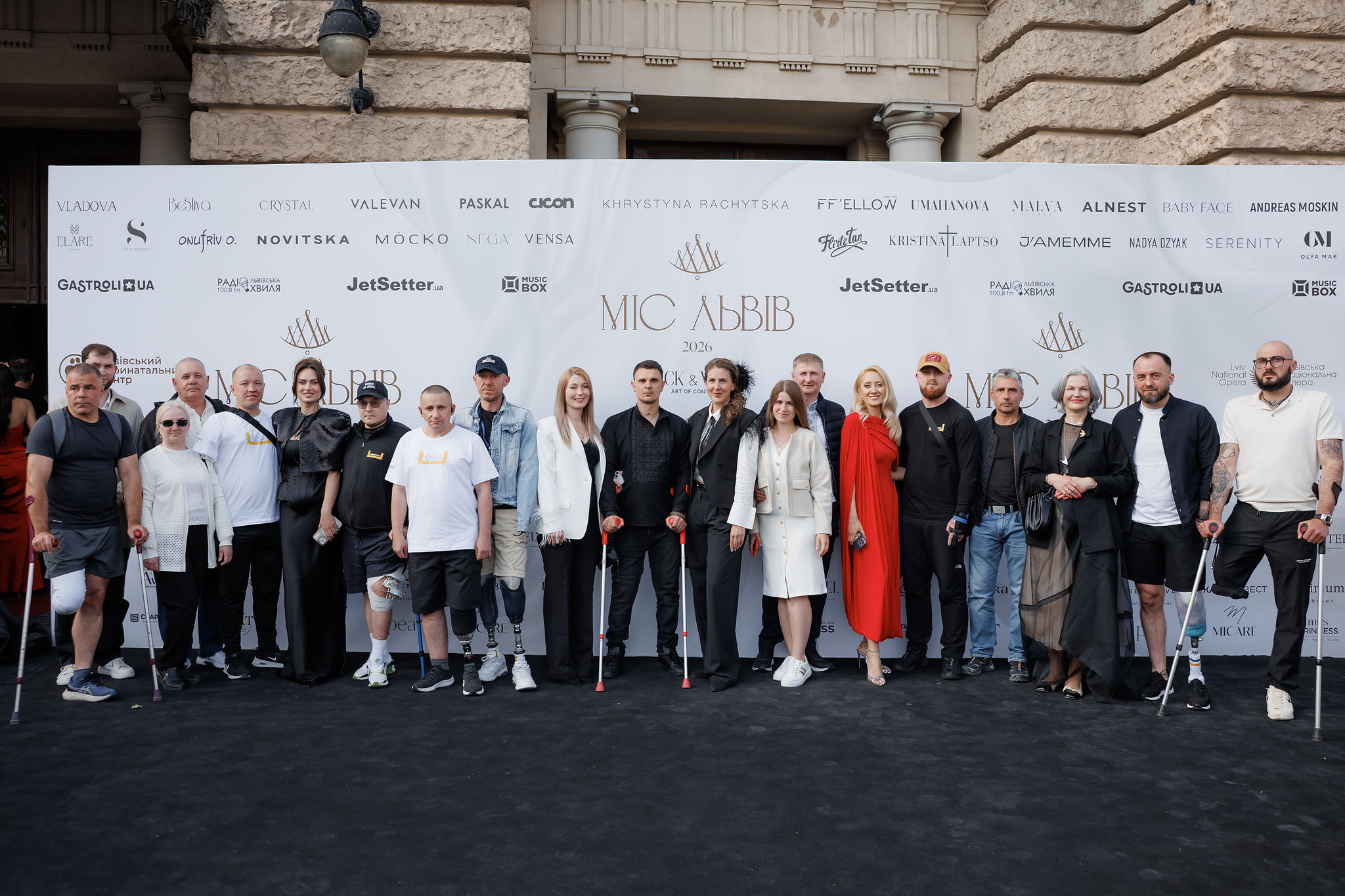 Катерина Кіт Садова з ветеранами центру Unbroken