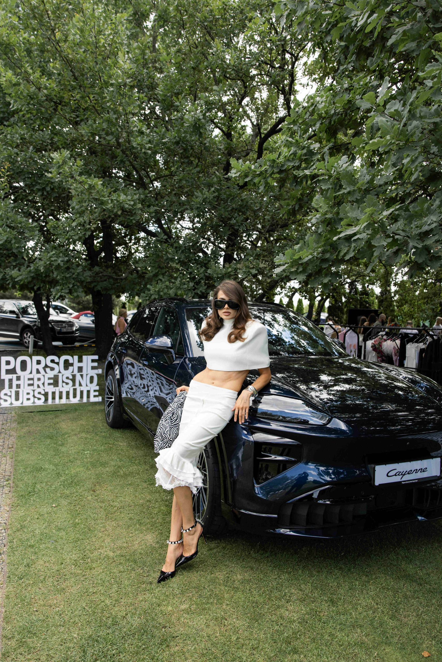 Літній GLAM & HEDONISM: гольф, мода, краса та світова прем’єра Porsche Cayenne Electric