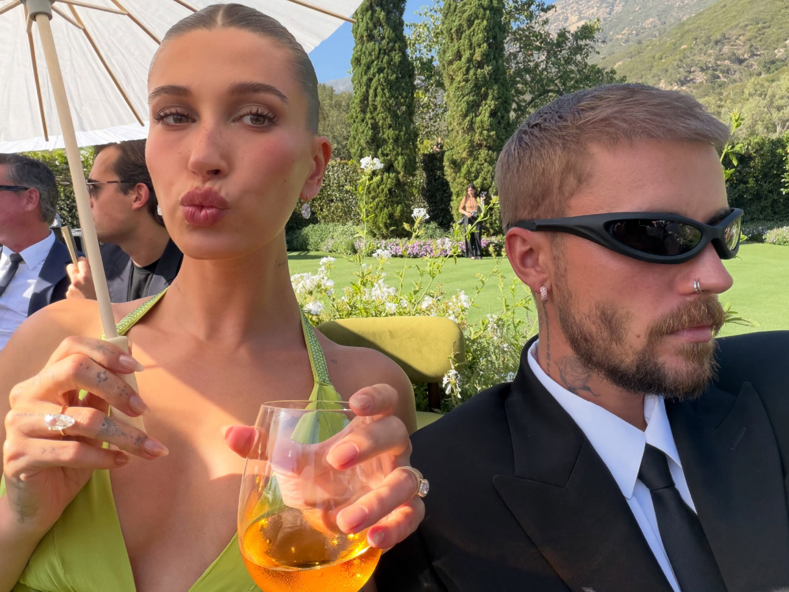 Congrats! Бібери відвідали весілля брата Біллі Айліш 